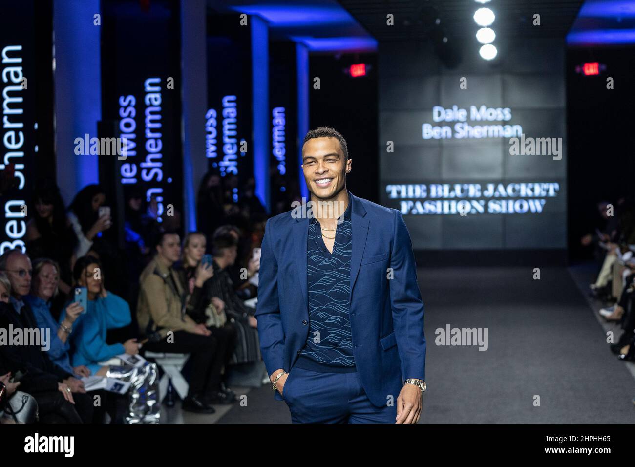 New York, New York, Stati Uniti. 17th Feb 2022. Dale Moss vestito da ben Sherman cammina pista per la sfilata Blue Jacket Fashion a sostegno della ricerca per il cancro alla prostata a Cadillac House (Credit Image: © Lev Radin/Pacific Press via ZUMA Press Wire) Foto Stock