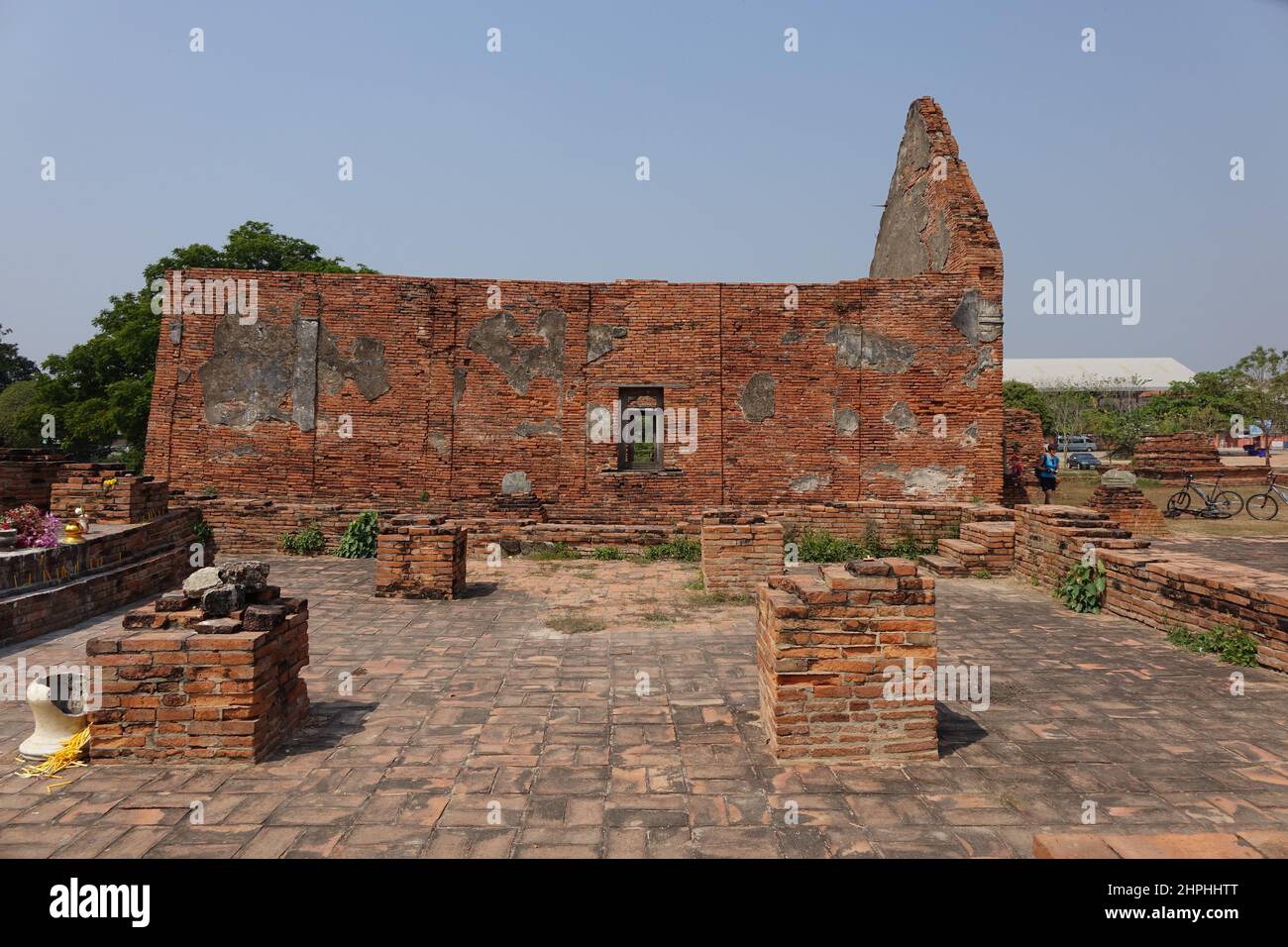 Edificio sacro in mattoni rossi con un Buddha all'interno del tempio Wat Lokayasutharam (Wat Phra non) (immagine orizzontale) Foto Stock