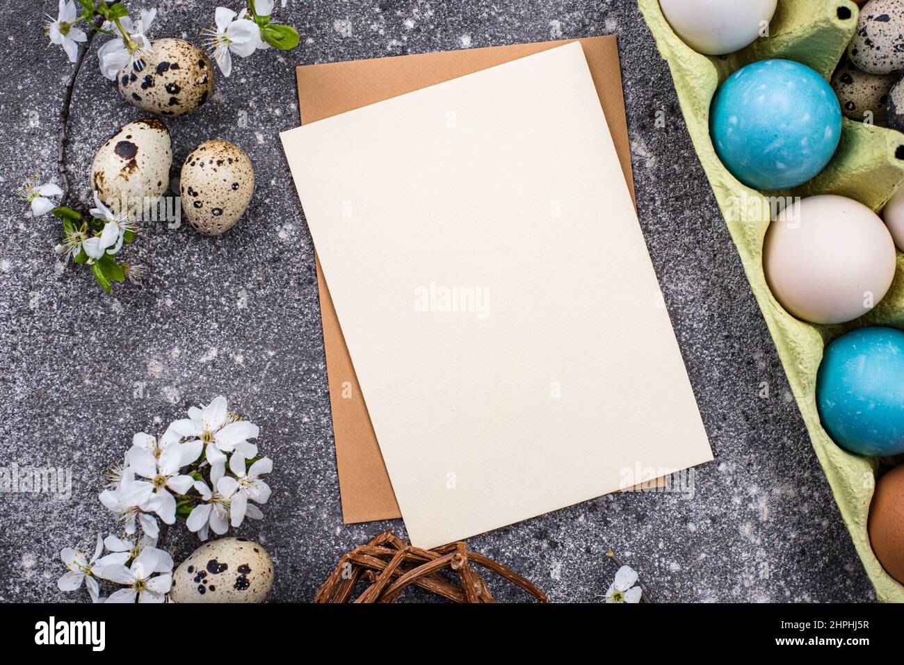 Uova di Pasqua e carta vuota Foto Stock