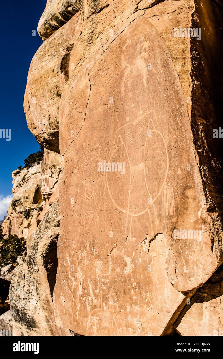 I petroglifi sul ranch McConkie nella forchetta asciutta del canyon di Ashley nello Utah settentrionale sono stati scolpiti nella pietra arenaria dalla gente della coltura di Fremont Foto Stock