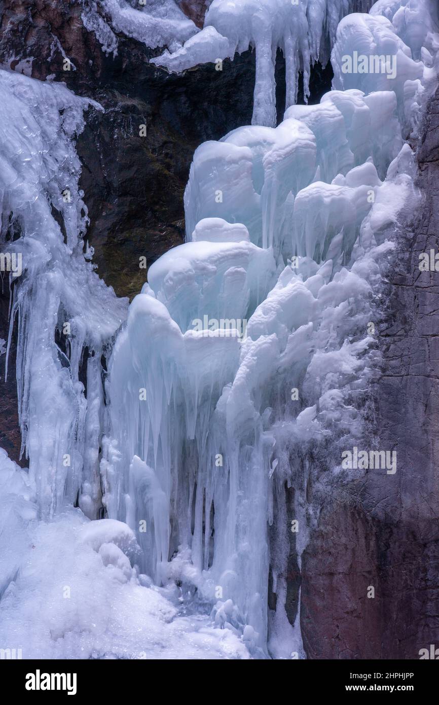 Formazioni di ghiaccio sulla cascata Frozen Box Canyon nel Box Canyon Falls Park di Ouray, Colorado. Foto Stock