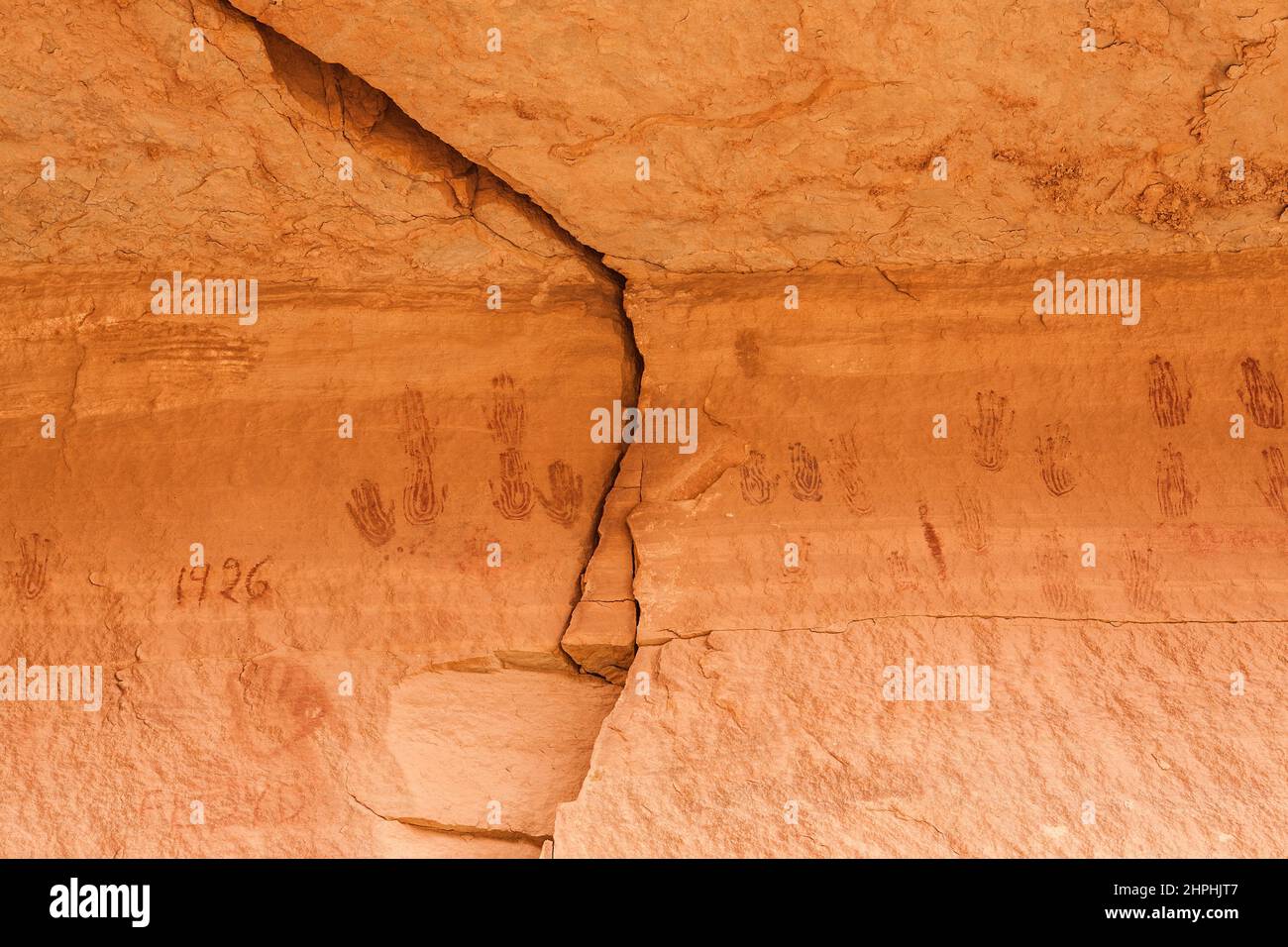 Antichi pittogrammi nativi americani di stampe a mano stilizzate nell'area di Devil's Lane del Needles District of Canyonlands National Park nello Utah. Th Foto Stock