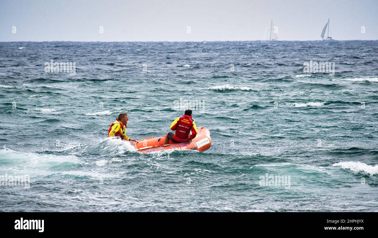 Sydney, nuovo Galles del Sud Australia - Dicembre 26 2021: Mona vale Beach salvavita durante gli esercizi di addestramento nella loro barca Foto Stock