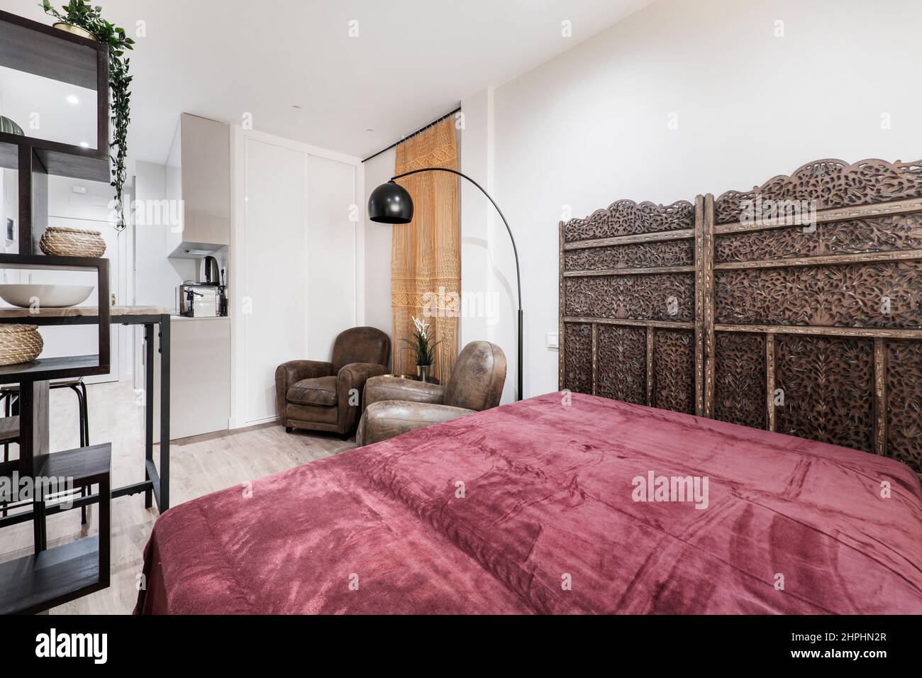 Piccolo appartamento in affitto per le vacanze con divano con coperta di  velluto rosso e decorazione araba e divani in pelle di cammello Foto stock  - Alamy