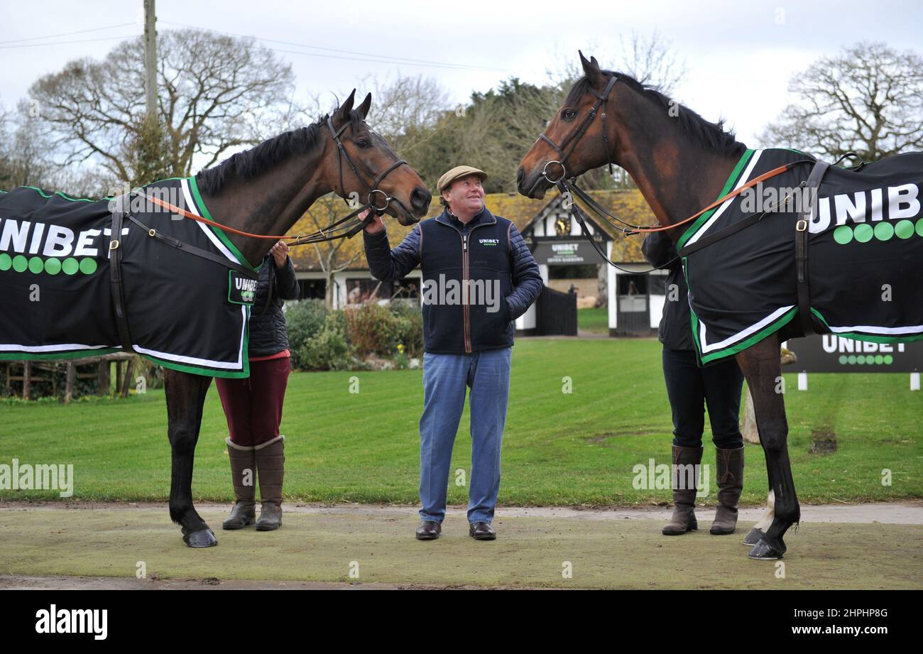 Nicky Henderson con sinistra Constitution Hill e destra Jon Bon che sono dovuti correre l'uno contro l'altro nella barriera Suprema del novizio. Allenatore di corse Ni Foto Stock