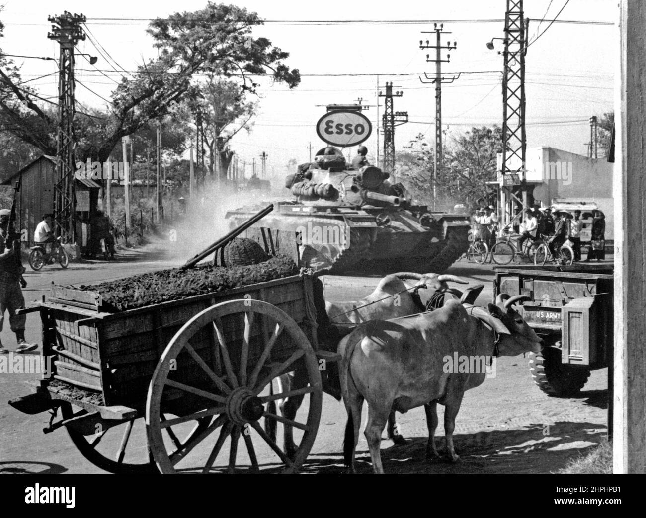 Serbatoio da 1st BN., 69th Armor, 25th INF. Div., si sposta attraverso Saigon poco dopo lo sbarco dalla LST al porto di Saigon. CA. 12 marzo 1966 Foto Stock