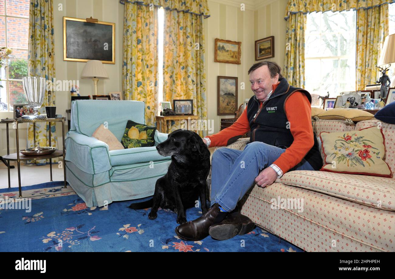 Nicky sedette nel suo salotto con il suo cane forse. L'allenatore Nicky Henderson aprì le porte del suo cantiere Seven Barrows a Lambourn davanti al Chelt Foto Stock