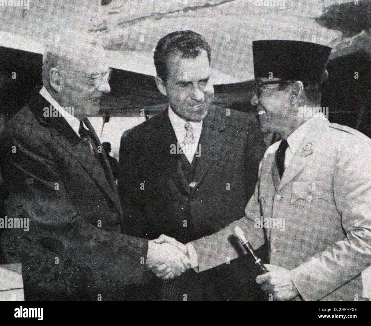 John Foster Dulles, Richard Nixon e il presidente indonesiano Sukarno ca. 1956 Foto Stock