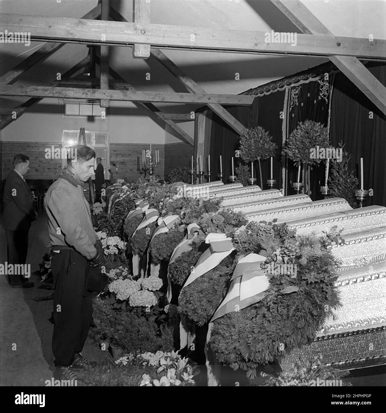 Heilbronn Dachstein disastro: Coffins disposti nella sala sportiva Obertraun ca. 27 aprile 1954 Foto Stock