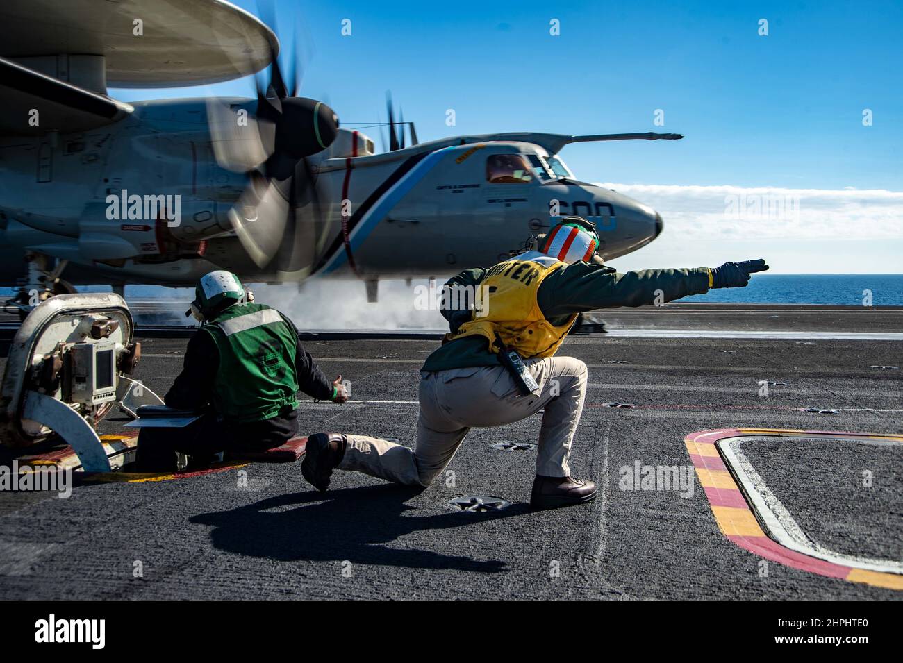 220221-N-DH793-1003 MARE ADRIATICO (FEB 21, 2022) Lisa Lisa amble, da Hastings, Minnesota, segnala al pilota di un e-2D Hawkeye, attaccato ai 'Seahawks' di Airborne Command and Control Squadron (VAW) 126, prima di partire dal ponte di volo del vettore aereo di classe Nimitz USS Harry S. Truman (CVN 75), 21 febbraio 2022. Il Gruppo Harry S. Truman Carrier Strike è in fase di implementazione nell'area della Sixth Fleet degli Stati Uniti a sostegno degli interessi degli Stati Uniti, degli alleati e dei partner in Europa e Africa. (STATI UNITI Foto Navy di Mass Communication Specialist 3rd Classe Bela Chambers) Foto Stock