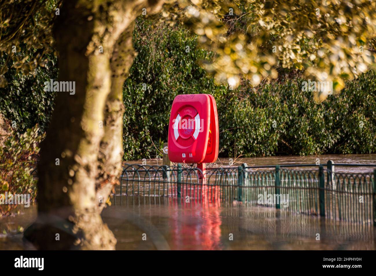 Hereford, Regno Unito. 21st Feb 2022. Storm Franklin porta le inondazioni nella città di Hereford. Il fiume Wye raggiunge la cima delle difese delle alluvioni e delle aree circostanti. Credit: SOPA Images Limited/Alamy Live News Foto Stock