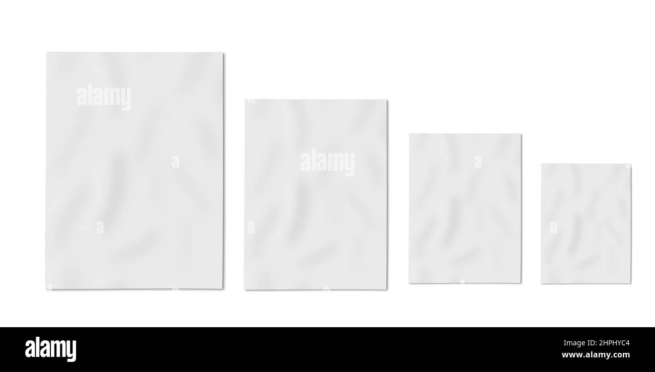 Modello per poster con grinze con varie dimensioni e modelli. Bianco legno bianco incollato mock su sdraiato su sfondo chiaro neutro (piatto). ID branding Foto Stock