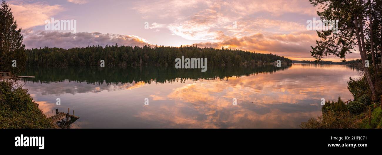 Paesaggio panoramico vibrante riflessi dell'alba su Puget Sound, Washington state, Pacific Northwest Foto Stock