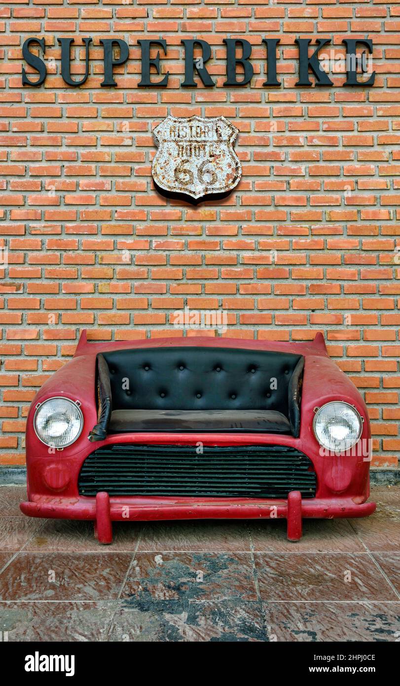 Un divano auto rosso con tappezzeria nera, su sfondo isolato con percorso di taglio. Foto Stock