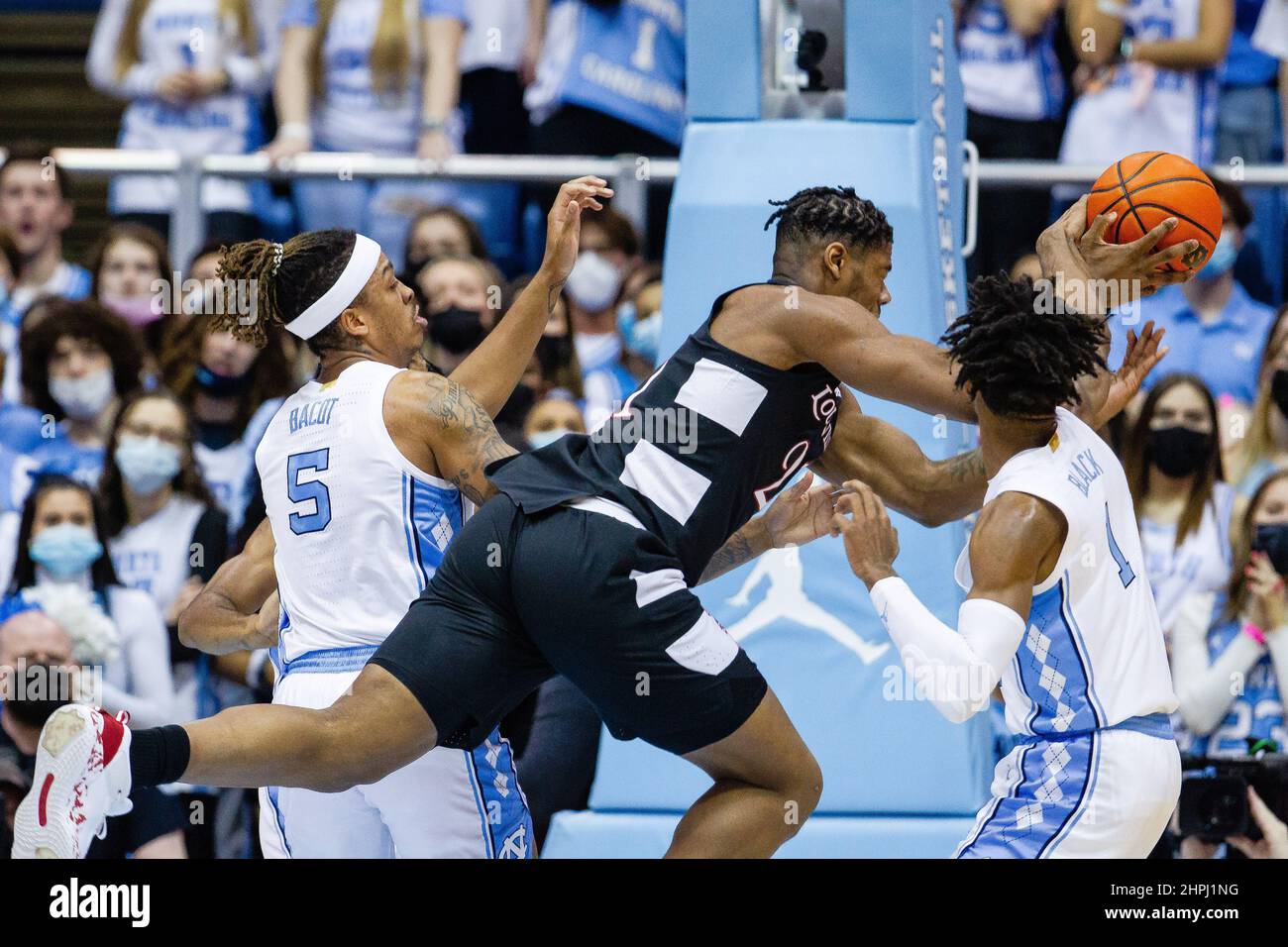 Chapel Hill, North Carolina, Stati Uniti. 21st Feb 2022. I Louisville Cardinals avanzano Sydney Curry (21) mentre la palla bussa via da North Carolina Tar Heels guardia Leaky Black (1) durante la prima metà della partita di pallacanestro ACC al Dean Smith Center di Chapel Hill, NC. (Scott Kinser/Cal Sport Media). Credit: csm/Alamy Live News Foto Stock