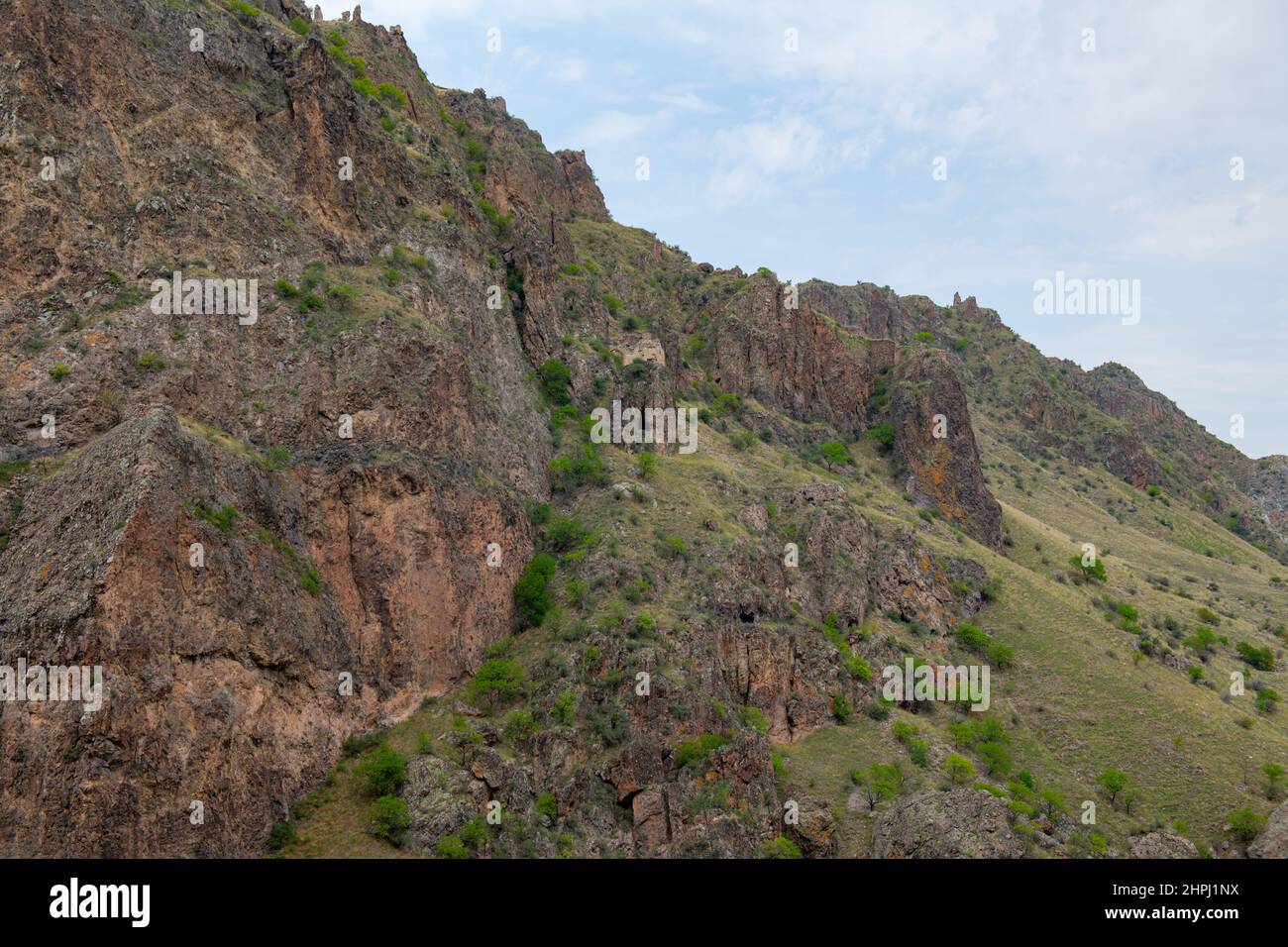 molto bella montagna rocciosa in georgia e cielo Foto Stock