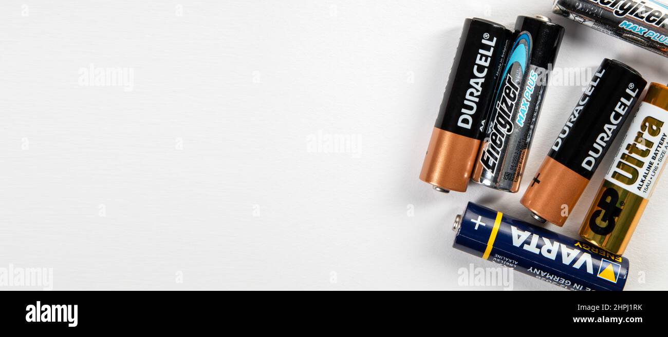 Sigulda, Lettonia - 2 Ferbuary, 2022: Batterie alcaline Duracell, Varta, Energizer, GP Ultra AA su sfondo bianco orizzontale. Foto Stock