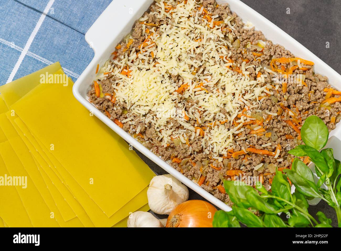 Donna che prepara lasagne di carne in cucina. Ricetta lasagna - cucina italiana Foto Stock