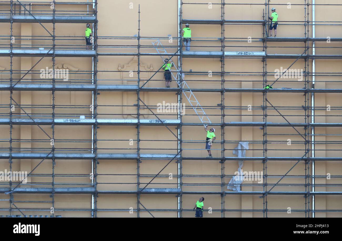 I lavoratori costruiscono impalcature su un sito a Melbourne Australia . Foto Stock