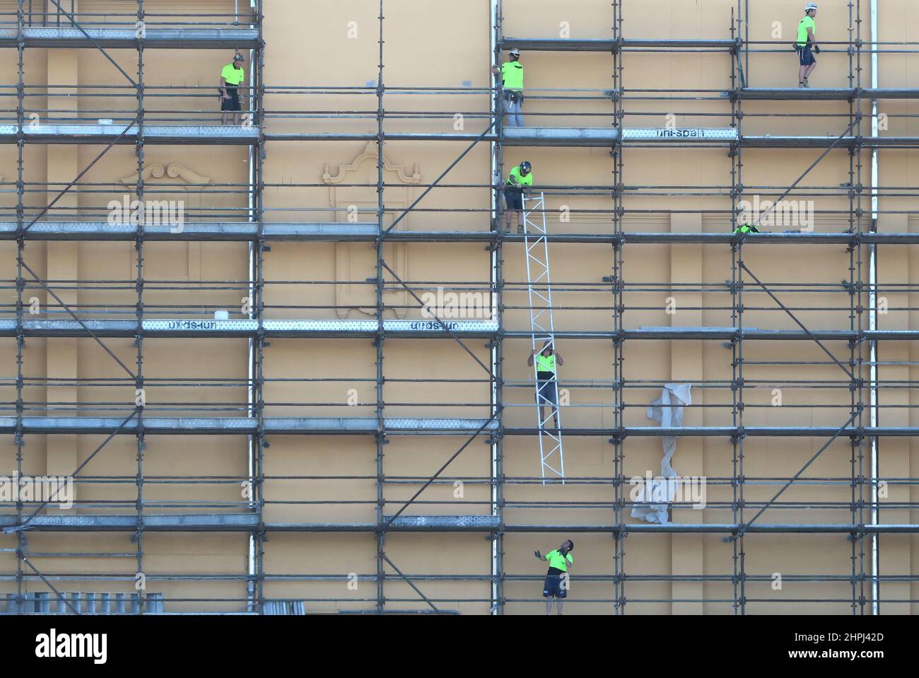 I lavoratori costruiscono impalcature su un sito a Melbourne Australia . Foto Stock