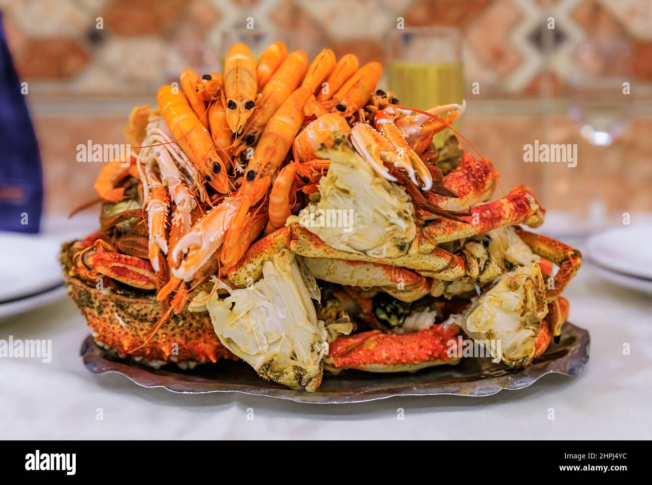 Torre di pesce con granchio, aragosta, langostino, gamberi e granchi con collo d'oca in un ristorante spagnolo a Madrid, Spagna Foto Stock