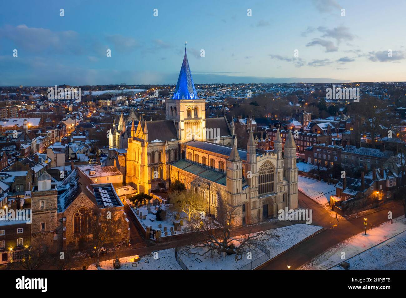 Rochester, Regno Unito - 10 febbraio 2020: Vista aerea della cattedrale di Rochester e la storica Rochester innevata nella notte d'inverno. Foto Stock