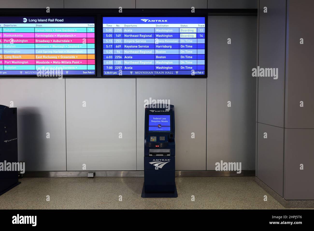 Un chiosco di biglietteria Amtrak Quik Trak e le partenze dei treni saliscono a bordo alla Moynihan Train Hall, New York, NY, distributore automatico di biglietti senza contanti. Foto Stock