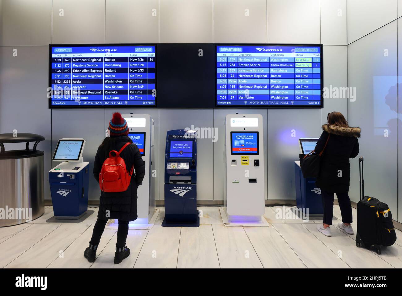 Una persona utilizza un chiosco di biglietti Amtrak situato all'interno della Moynihan Train Hall, New York, NY. Distributori automatici di biglietti senza contanti, pronti contanti a carta Foto Stock