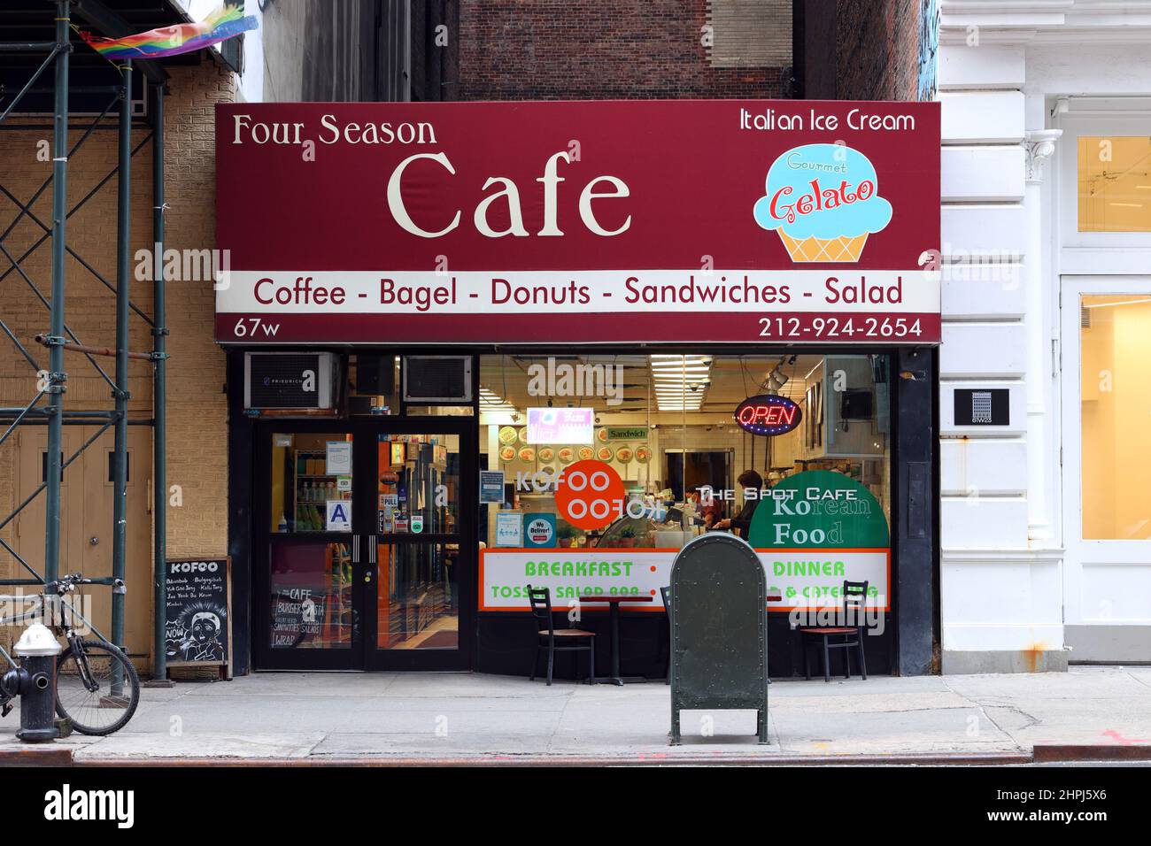 KoFoo, Four Season Cafe, 67 W 23rd St, New York, foto di un negozio di cucina coreana situato all'interno di un deli nel quartiere di Chelsea Foto Stock
