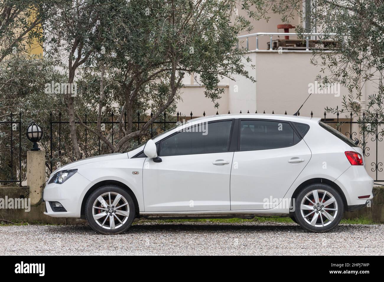 Side, Turchia – 01 2022 febbraio: White Seat Leon è parcheggiata in strada in una calda giornata estiva sullo sfondo di un parco Foto Stock