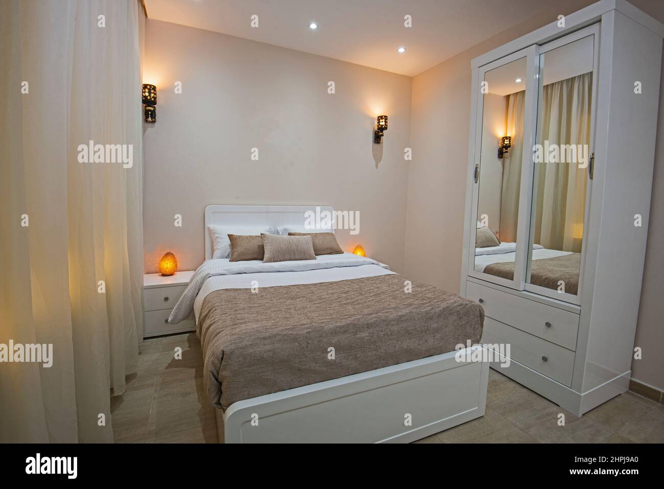 Interior design decor e arredamento di lusso home mostra la camera da letto che mostra di mobili e letto doppio Foto Stock