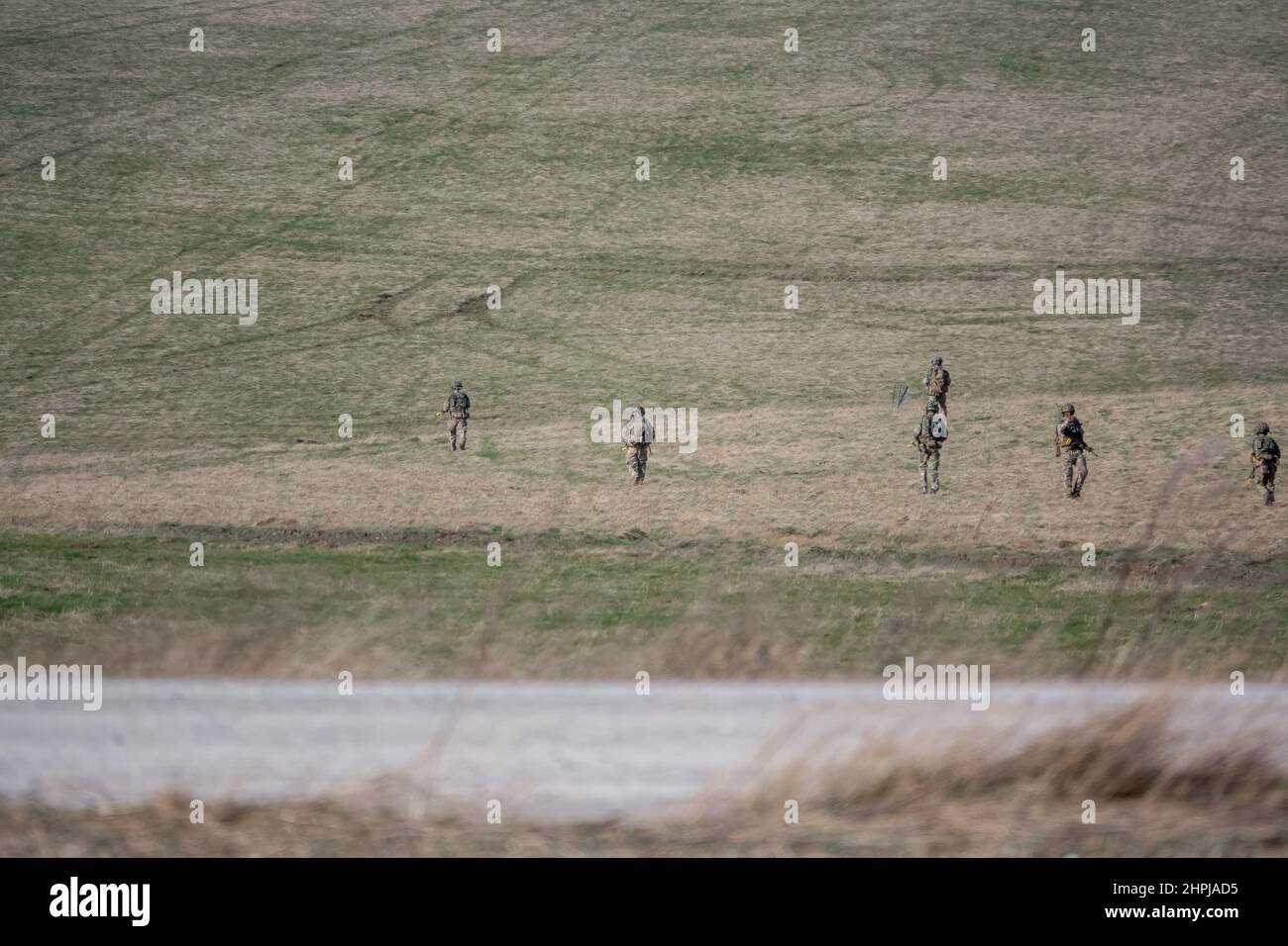 Esercito britannico GCC soldati di fanteria su una scheda di prova di idoneità di combattimento 4km che trasporta 40kg attraverso Salisbury Plain Wiltshire Regno Unito Foto Stock
