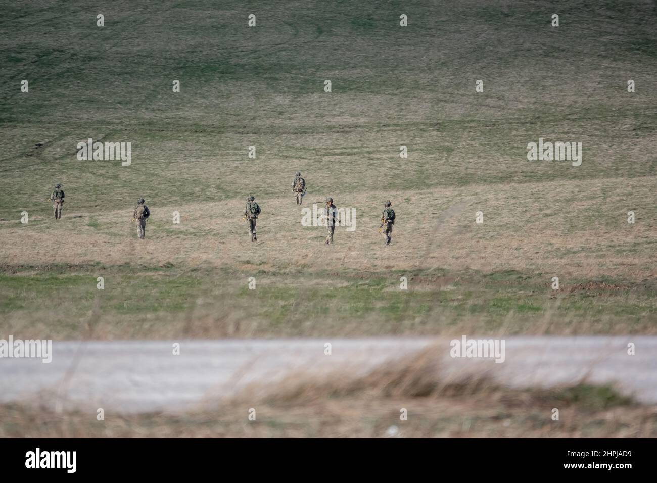 Esercito britannico GCC soldati di fanteria su una scheda di prova di idoneità di combattimento 4km che trasporta 40kg attraverso Salisbury Plain Wiltshire Regno Unito Foto Stock