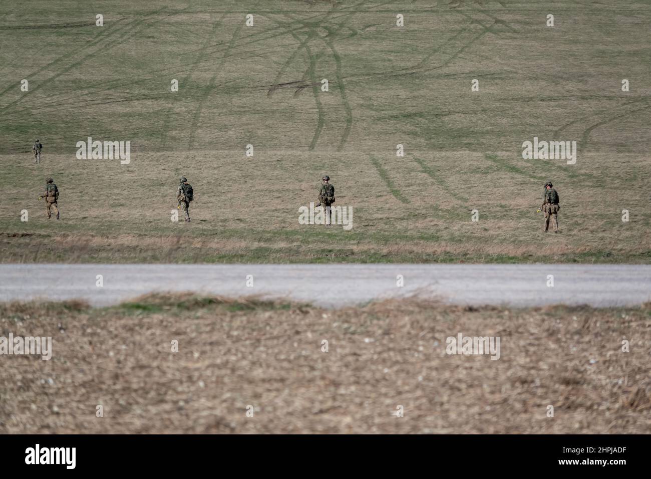 Esercito britannico GCC soldati di fanteria su una scheda di prova di idoneità di combattimento 4km che trasporta 40kg attraverso Salisbury Plain Wiltshire Regno Unito Foto Stock