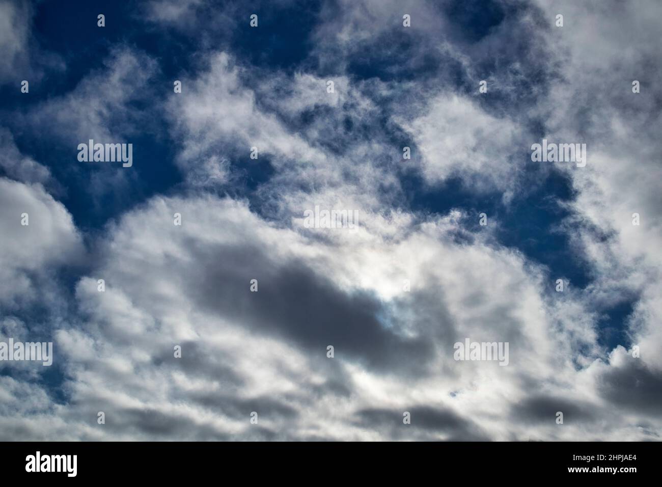 Nuvole di Fractus sul cielo blu Foto Stock