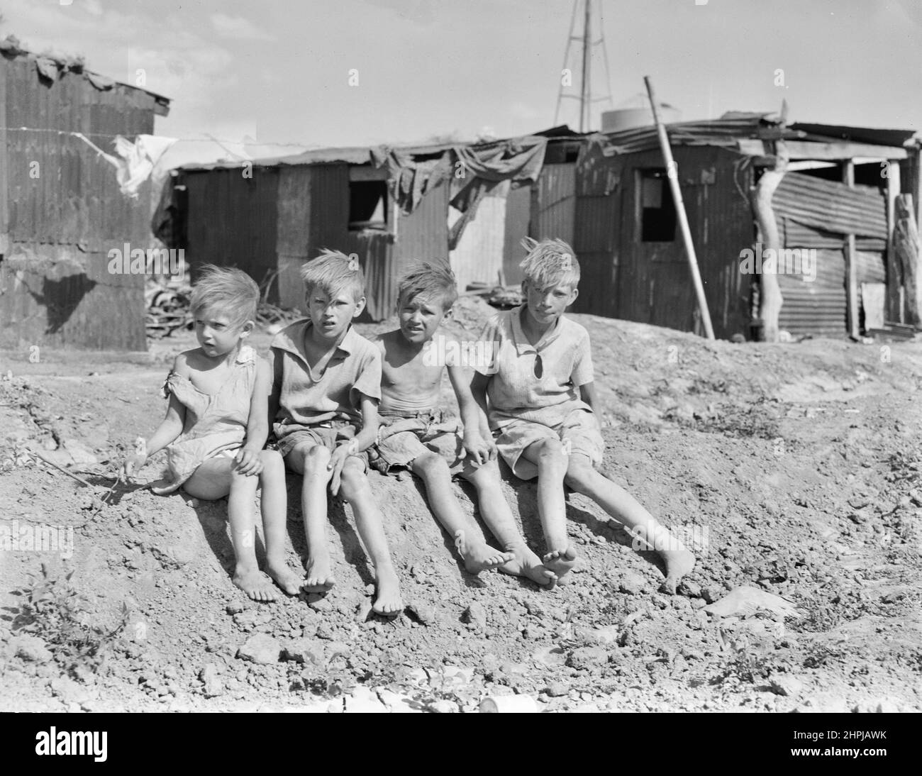 Dorothea Lange Fotografia - Bambini di lavoratori migranti campo di cotone da Sweetwater, Oklahoma. Otto bambini in famiglia. Foto Stock