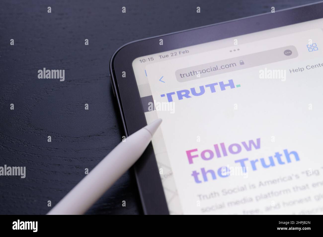 New york, Stati Uniti d'America - Febbraio 22 2022: Open truth social network su schermo tablet vista ravvicinata Foto Stock