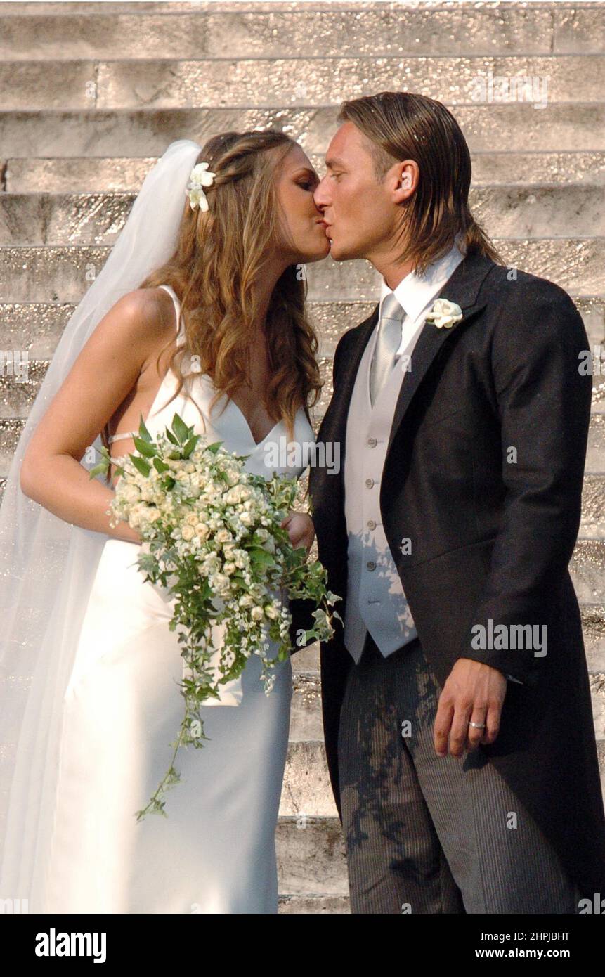 Roma Chiesa dell'Aracoeli Matrimonio Ilary Blasi Francesco Totti - gli spesi scendono la scalinata Foto Stock