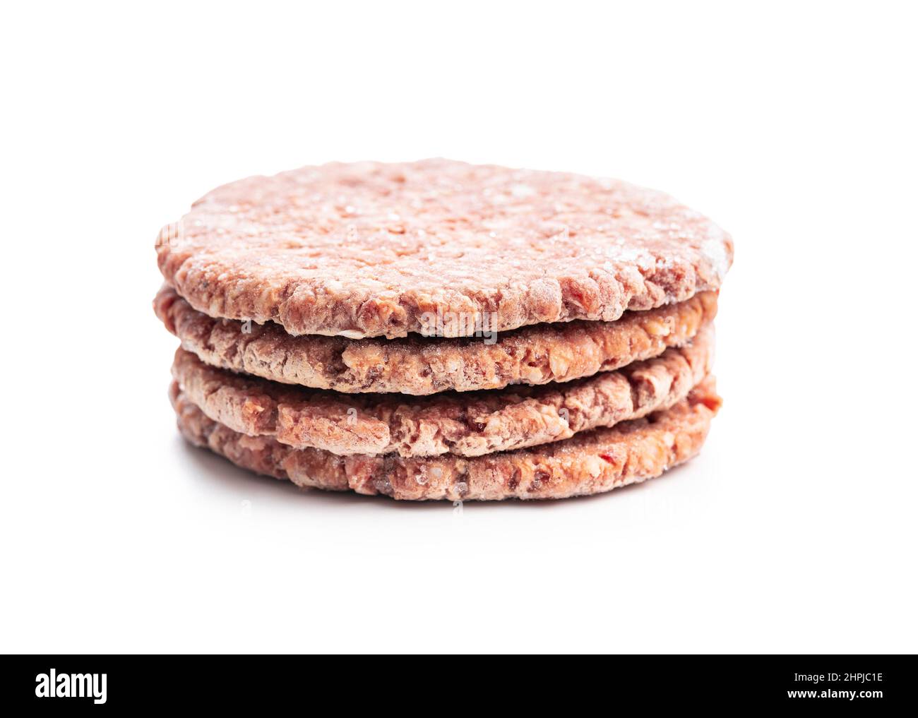 Carne di hamburger surgelata. Polpettine di manzo crudo isolato su sfondo bianco. Foto Stock