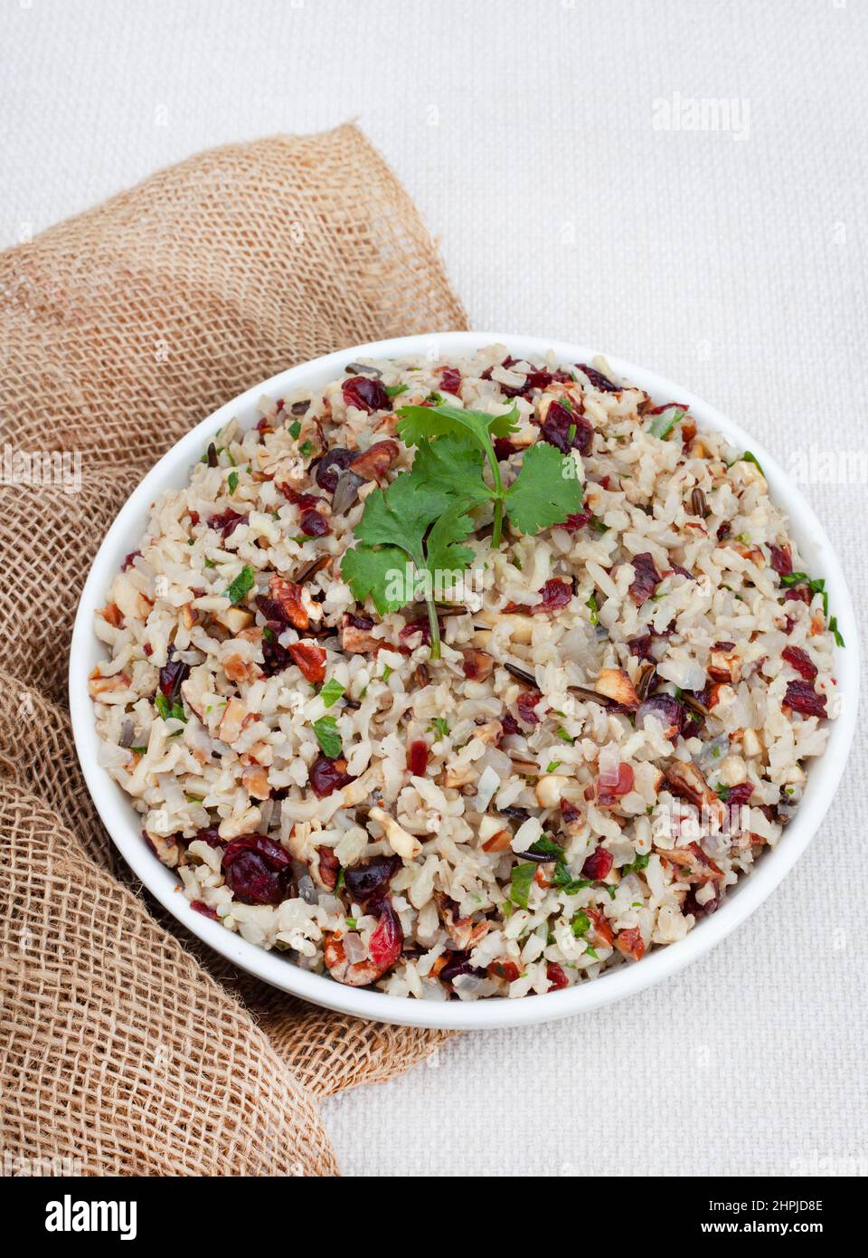 pilaf di riso selvatico con mirtilli e noci pecan su superficie rustica con spazio copia Foto Stock