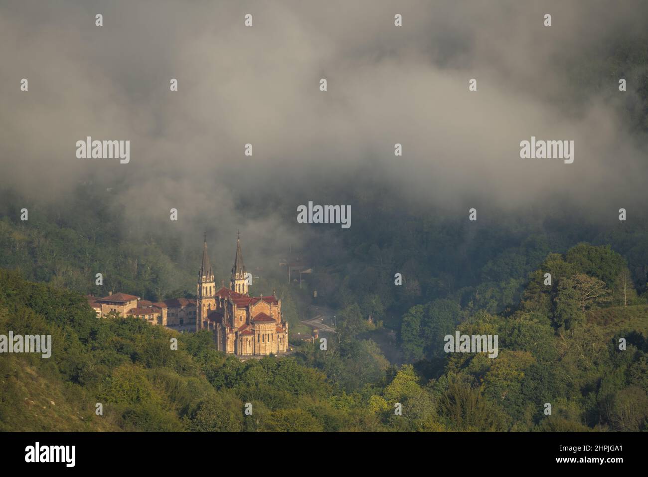 Santuario mariano a Covadonga visto dalla cima delle montagne Foto Stock