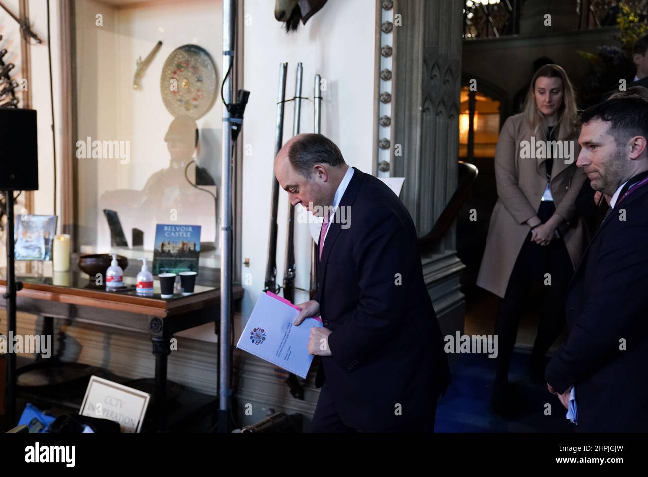 Il segretario alla difesa ben Wallace prima di fare una dichiarazione sulla Russia e l'Ucraina in occasione di una riunione ministeriale della forza di spedizione congiunta a Belvoir Castle, Leicestershire. Data immagine: Martedì 22 febbraio 2022. Foto Stock