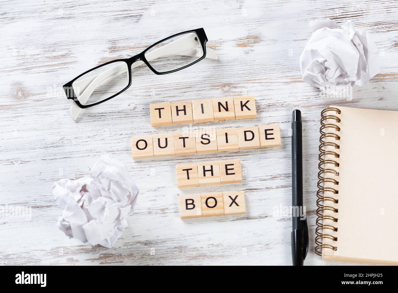 Pensare al di fuori della casella preventivo con lettere Foto Stock