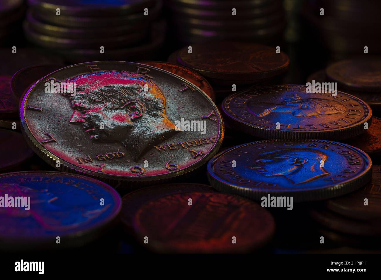 John Fitzgerald Kennedy 1964 Coin US mezzo dollaro d'argento su pila di monete Tacks luce rossa blu Foto Stock