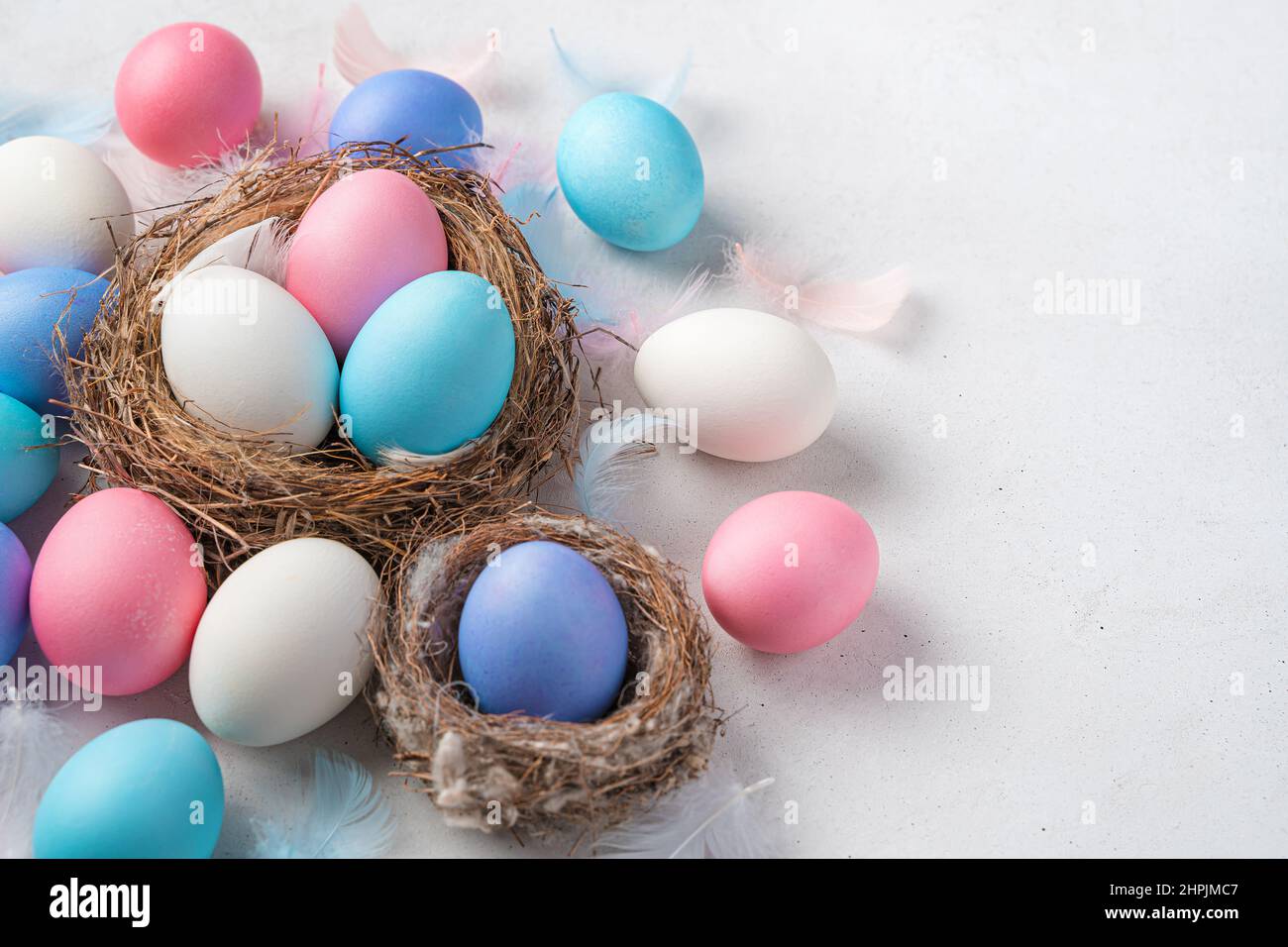 Buona Pasqua, sfondo festivo con uova di Pasqua su sfondo grigio. Vista laterale, spazio di copia. Foto Stock
