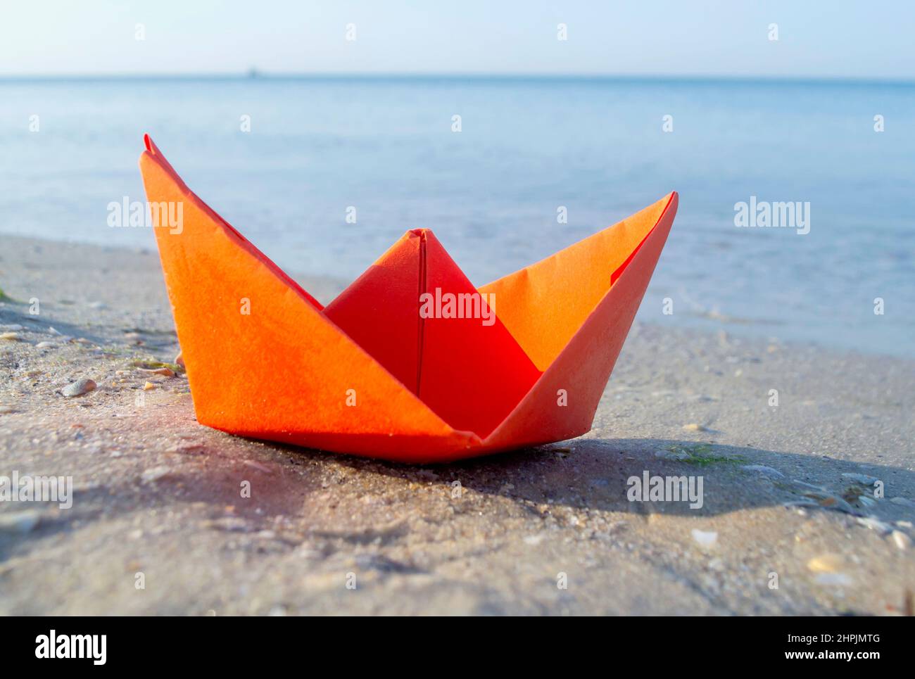 Origami paper boat sea sand immagini e fotografie stock ad alta risoluzione  - Alamy