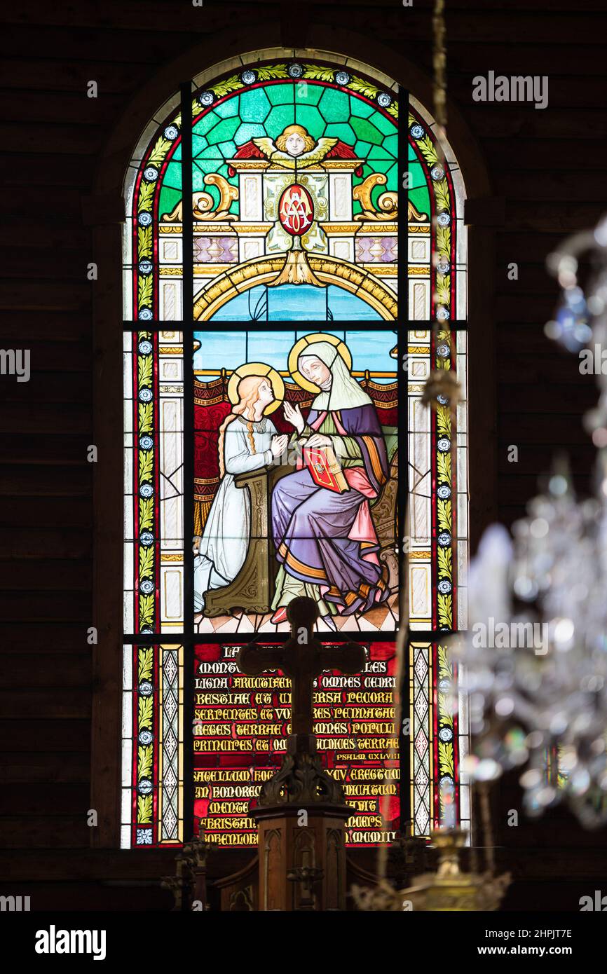 Bella pittura su vetrata in legno chiesa di Sant'Anna in Tatranska Javorina, Slovacchia Foto Stock