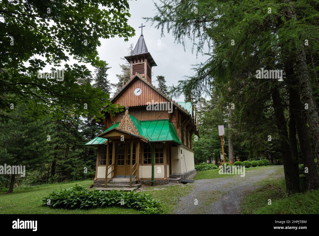 Chiesa di legno dell'Assunzione della Vergine Santa a Tatranska Kotlina, NP Belianske Tatry, Slovacchia Foto Stock