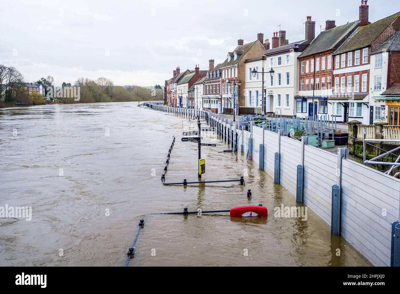 Bewdley Regno Unito. 22nd Febbraio, 2022. L'Agenzia per l'ambiente ha emesso un avviso di alluvione grave a Bewdley, Worcestershire a causa di livelli di fiume estremamente elevati sul fiume Severn che minacciano di superare le barriere temporanee di alluvione. I residenti in questa area a rischio di alluvione sono fortemente sollecitati ad evacuare le loro case a causa di alluvioni imminenti previste a causa di tempeste back-to-back e piogge intense. Credit: Lee Hudson/Alamy Live News Foto Stock