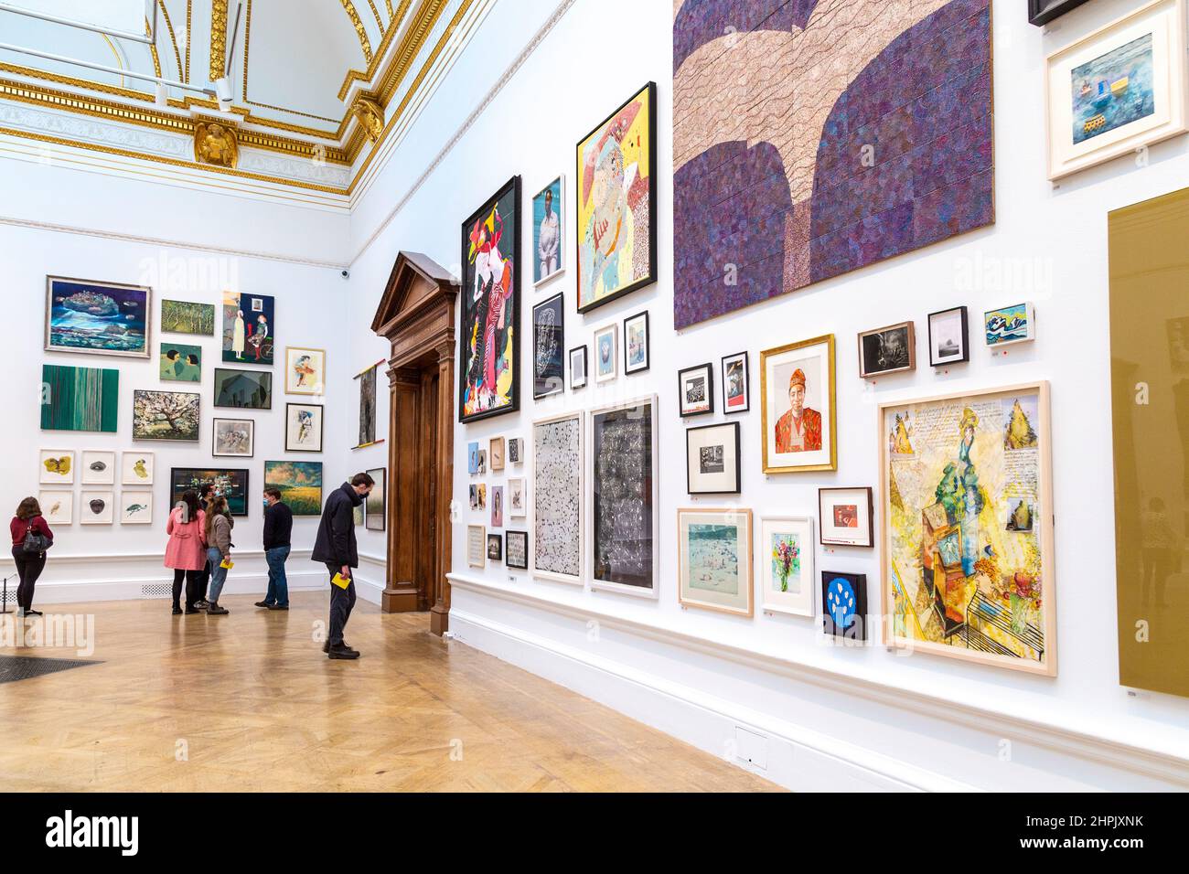 I visitatori che guardano l'arte al RA Summer Exhibition 2021, Londra, Regno Unito Foto Stock
